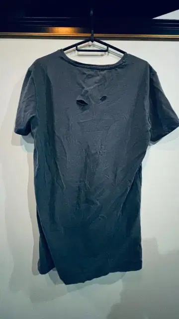 노브랜드 데미지 가공 V넥 T셔츠