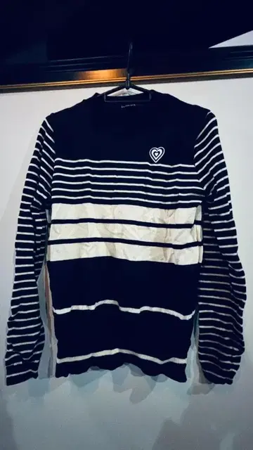 LORINZA 보더 무늬 하트 와펜 니트 스웨터