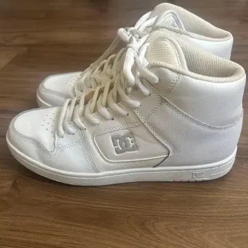 화이트 하이컷 스니커즈