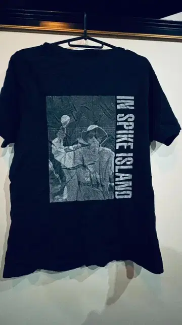 LAD MUSICIAN IN SPIKE ISLAND 포토 프린트 T셔츠