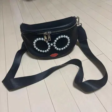 아조리 LOWELL 콜라보 펄 블랙 숄더백