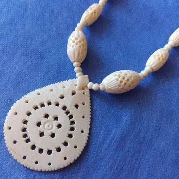 앤티크 드롭형 스월 무늬 목걸이 천연 소재