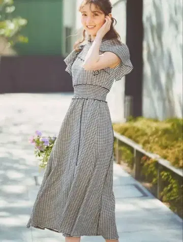 noela 멜로우 레이스 절개 원피스 가격 인하