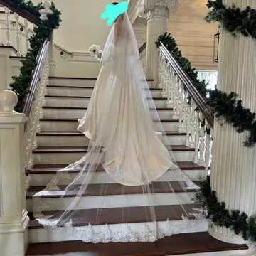 웨딩 베일 롱 레이스 베일 아르이즈 with a white