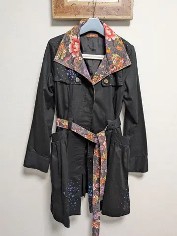 고우크(gouk) 일본풍 패턴 벚꽃 꽃무늬 옷깃 블랙 트렌치코트