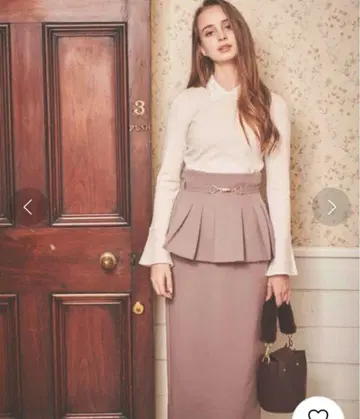 [ 새상품급 ] 비트 벨트 부착 페플럼 스커트 노엘라 S 사이즈