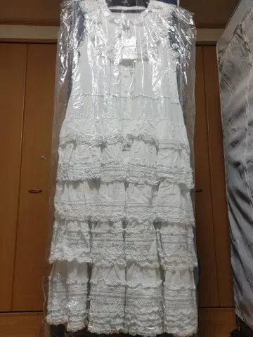 화이트 프릴 티어드 드레스