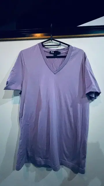 Y-3 라벤더 컬러 V넥 티셔츠