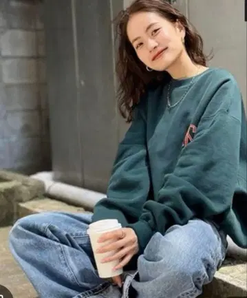 ungrid 빅 실루엣 로고 맨투맨