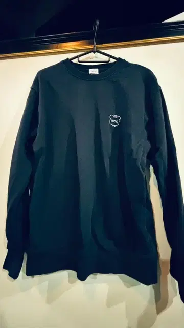 mon 로고 자수 크루넥 맨투맨