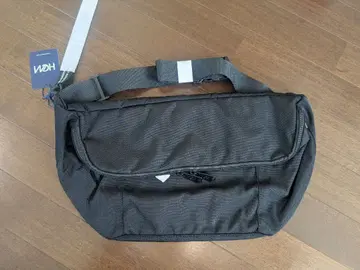 Hen 숄더백 블랙