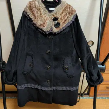 엑시즈팜 퍼 달린 블랙 플리스 롱 코트