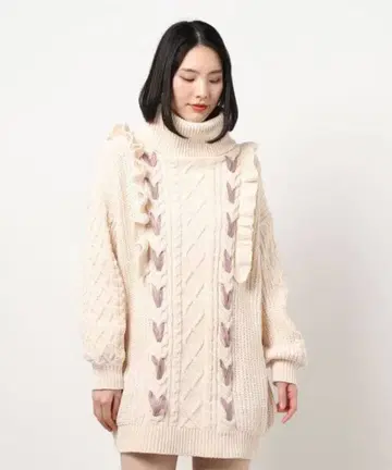 크림색 터틀넥 스웨터