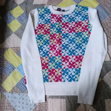 컬러풀한 기하학 패턴의 긴팔 니트