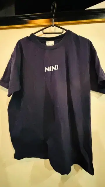 number ( n ) ine 프론트 로고 프린트 네이비 티셔츠