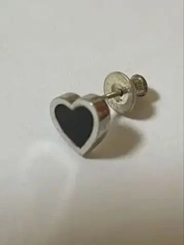 저스틴 데이비스 Justin Davis 블랙 하트 귀걸이