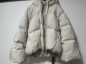 후드 부착 라이트 베이지 다운 자켓