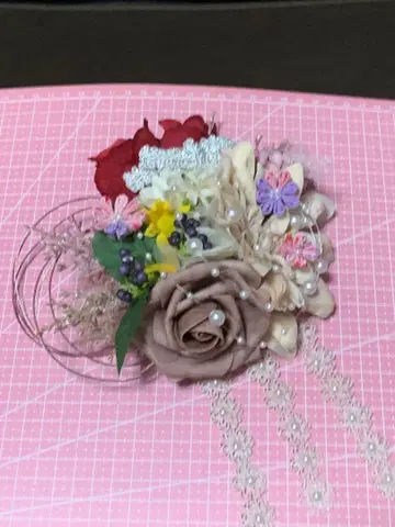 화려한 꽃 모티브 머리 장식