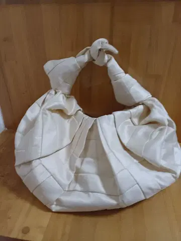 [ 새상품급 ] 하프문 핸드백 아이보리