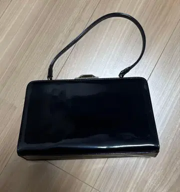 에네스베 블랙 에나멜 포멀 백 에나멜