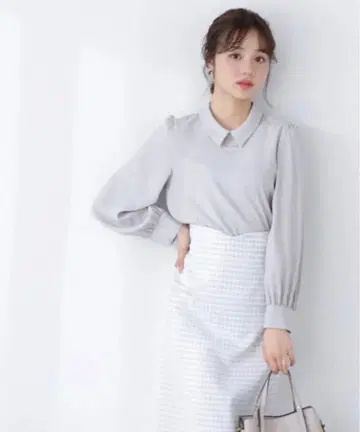 프로포션 카라 부착 2Way 메탈 바 블라우스 라이트 카키 S