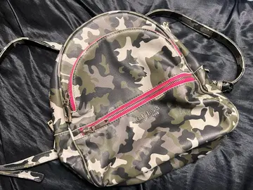 GUESS 카모 패턴 백팩