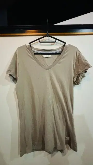 노브랜드 심플한 디자인 V넥 T셔츠