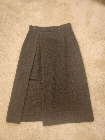 질스튜어트 무릎 아래 기장 스커트. 새상품급. 2