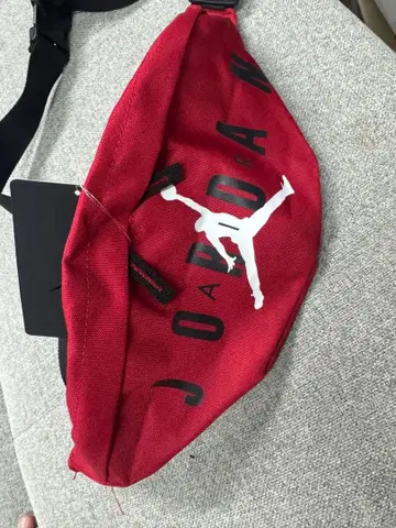 해외 모델 JORDAN 조던 크로스 바디 백 블랙 레드