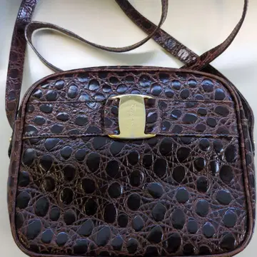 Ferragamo 숄더백 악어 엠보싱 / 다크 브라운 [ 새상품급 ]