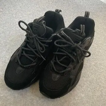 새상품급 FILA 블랙 스니커즈 23.5cm