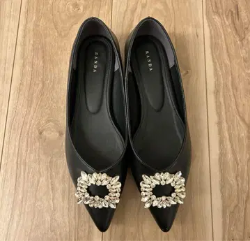 RANDA 비쥬 장식 플랫슈즈 블랙