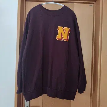 저널 스탠다드 사가 와펜 맨투맨 브라운