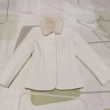 화이트 퀼팅 자켓 퍼 카라 부착 퍼 탈부착 가능