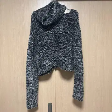 [ 새상품급 프리 ] MIESROHE 터틀넥 니트 숄더 슬릿