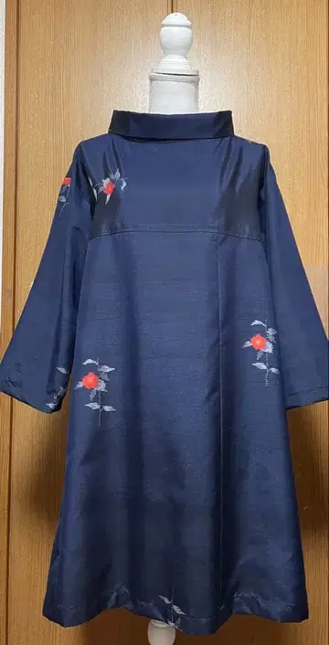 기모노 리메이크 남색 바탕 꽃무늬 명주 직물 A라인 튜닉 원피스 롤 칼라