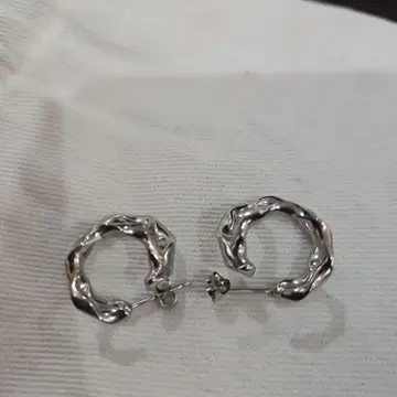 실버 트위스트 디자인 더블 귀걸이