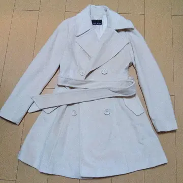화이트 트렌치코트 허리 벨트 포함