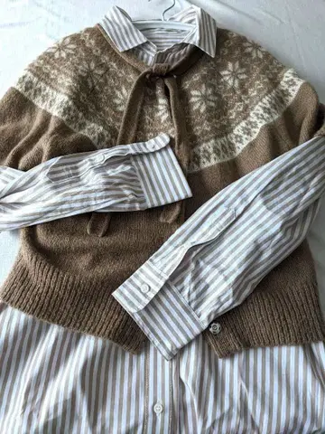 NIMES 니임 노르딕 눈꽃 무늬 반팔 니트 베이지 가디건