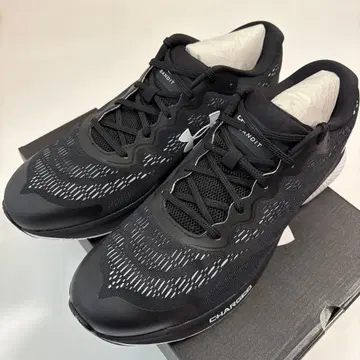 언더 아머 차지드 밴디트 6 블랙 스니커즈