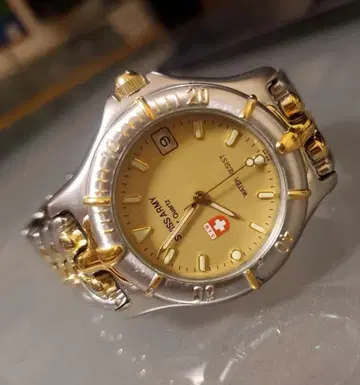 스위스 아미 쿼츠 손목시계 골드/실버