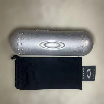 Oakley / 오클레이 안경 케이스 실버 스터드 부착