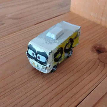 토미카 카즈 아비