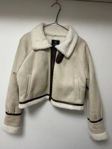 베이지 숏 기장 무스탕 코트