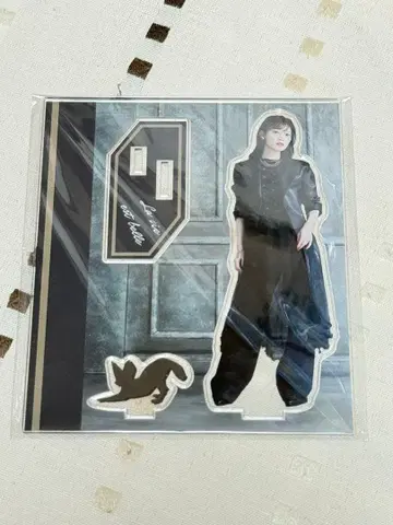 이와타 히나키 아크릴 스탠드 블랙