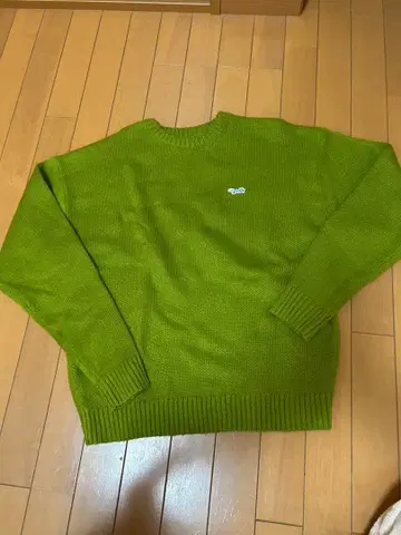 밝은 그린의 크루넥 스웨터