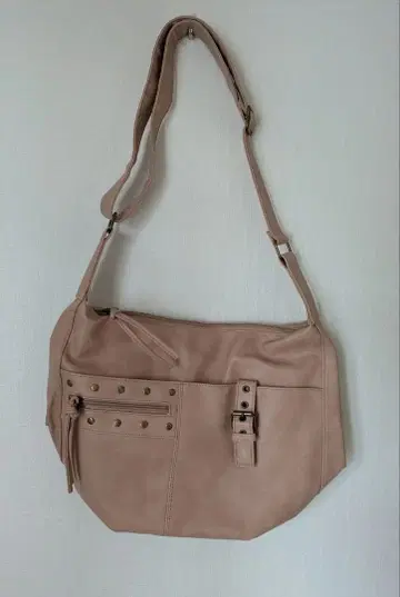 스터드 장식 핑크 숄더백