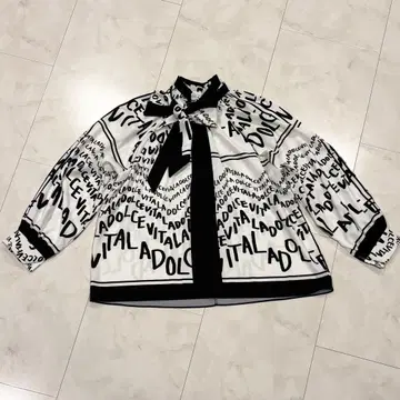 go-ing 보타이 블라우스 영문 패턴 올 패턴