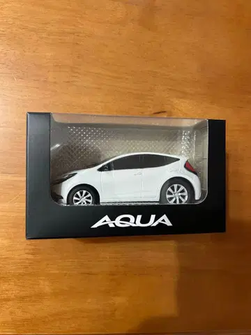 도요타 아쿠아 풀백카 화이트
