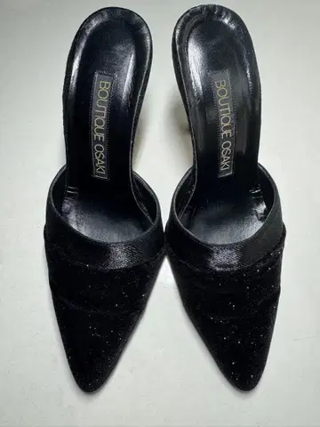 BOUTIQUE OSKAI 블랙 하이힐